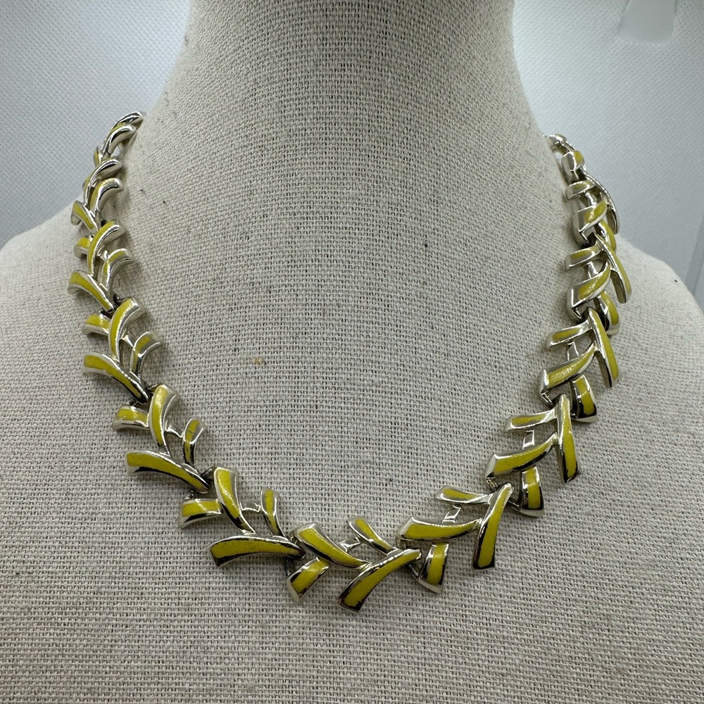 Beautiful signed vintage Coro yellow and silver tone necklace